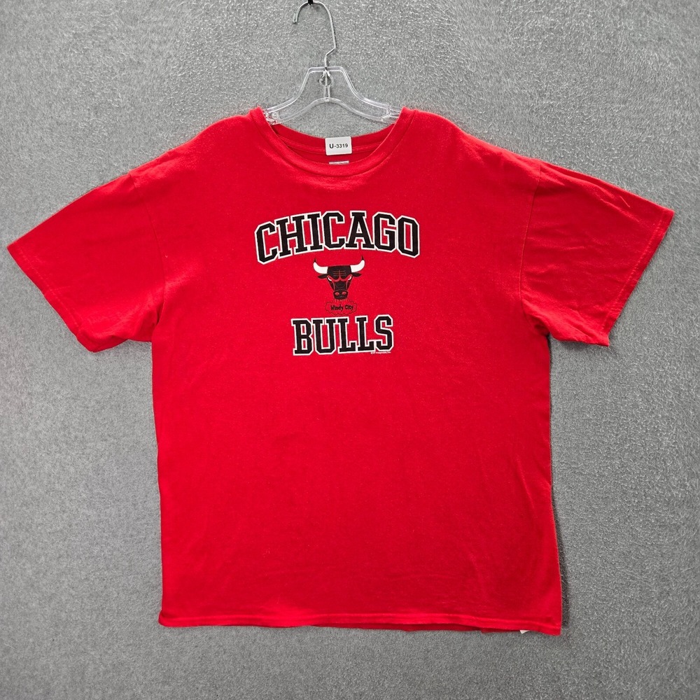 Chicago Bulls Men Shirt XL Red Logo Graphic Crew Neck Short Sleeve Pullover Tee